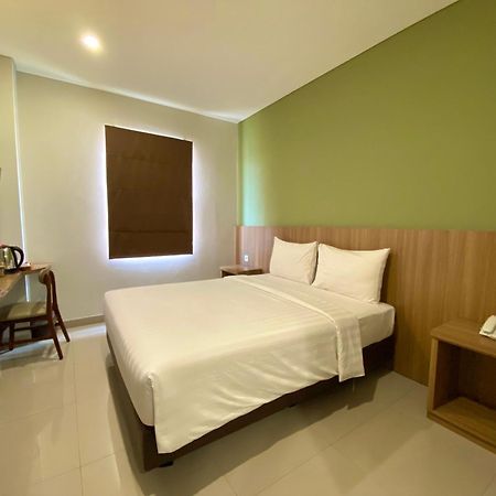 Front One Hotel Gombong Gombong  エクステリア 写真