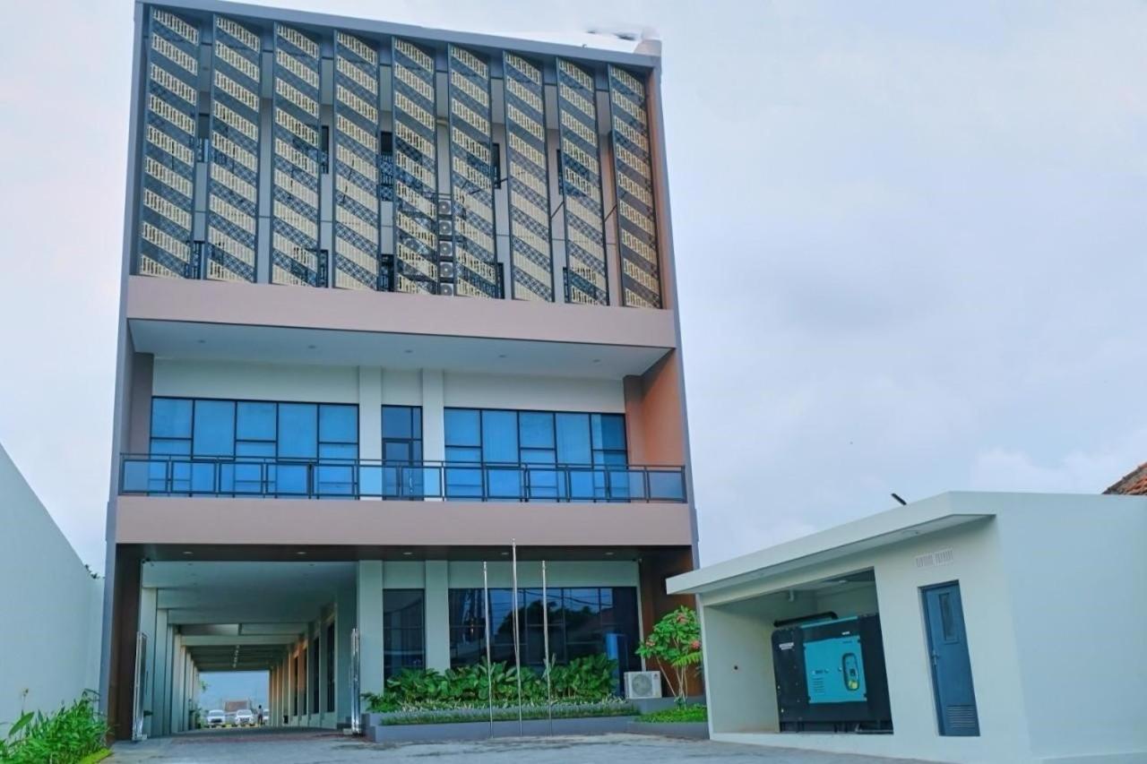 Front One Hotel Gombong Gombong  エクステリア 写真