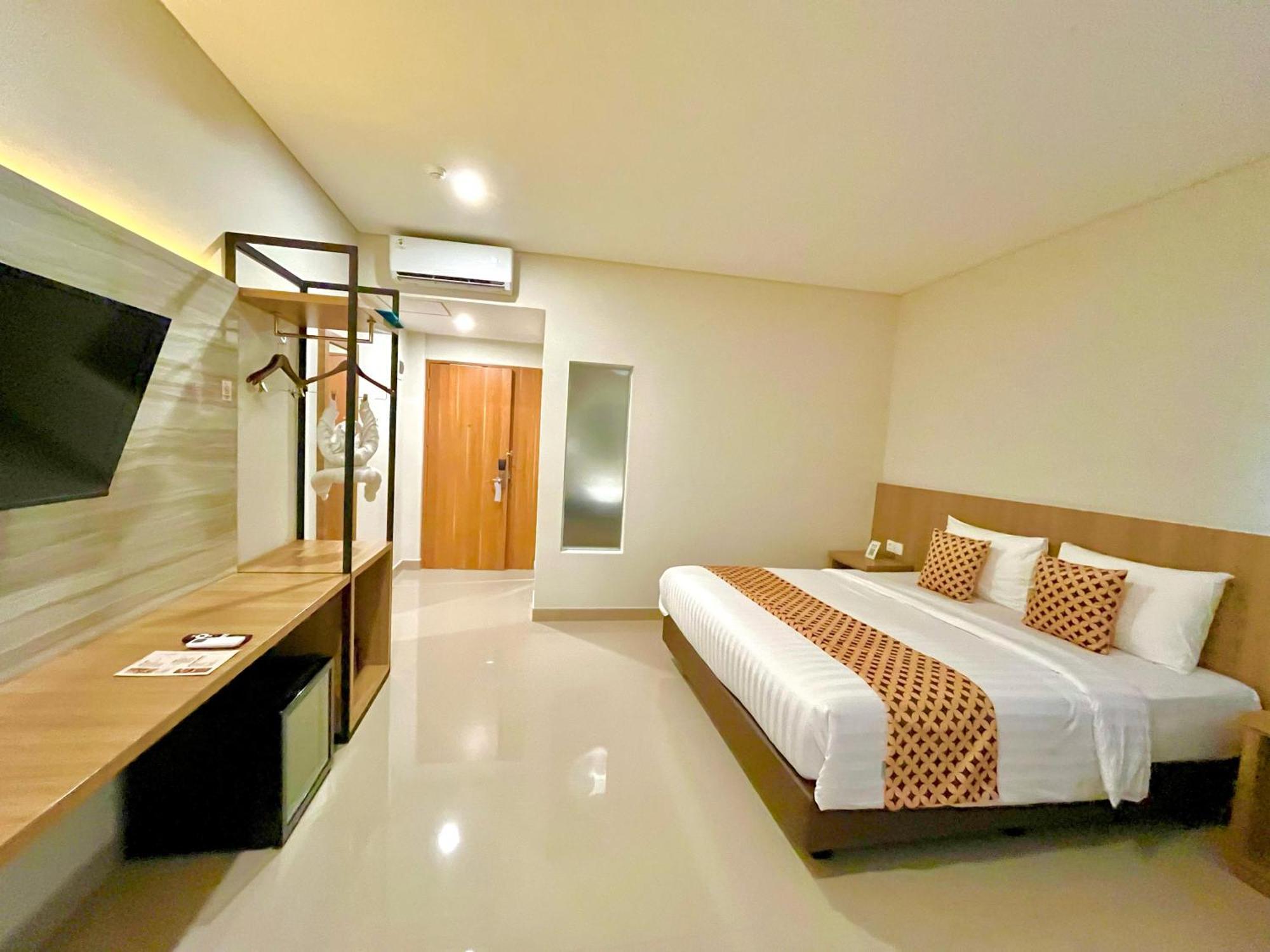 Front One Hotel Gombong Gombong  エクステリア 写真