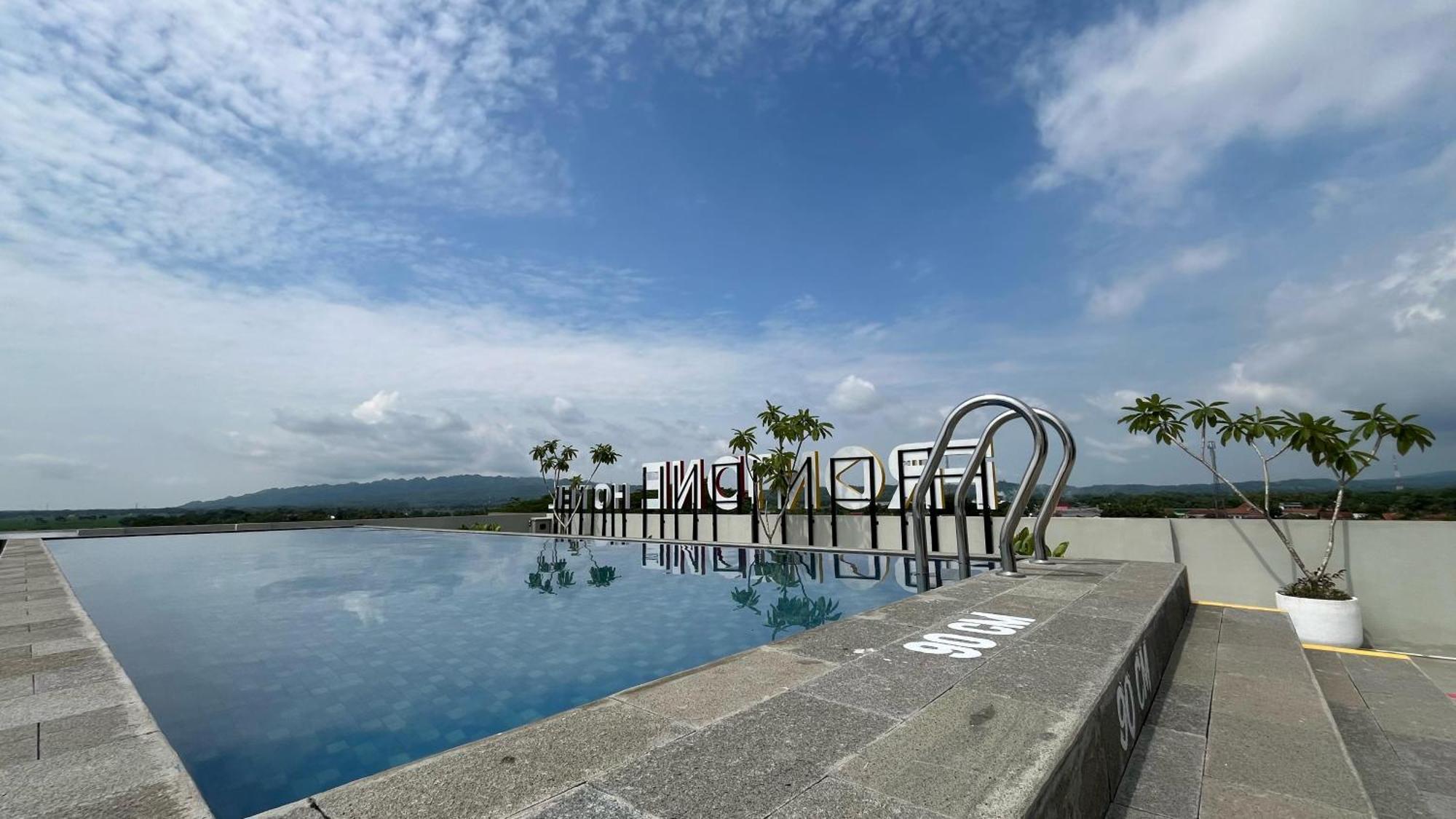 Front One Hotel Gombong Gombong  エクステリア 写真