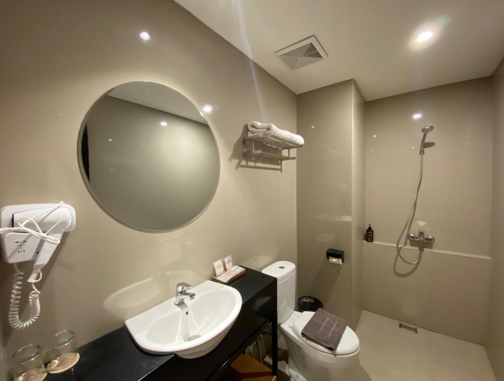 Front One Hotel Gombong Gombong  エクステリア 写真