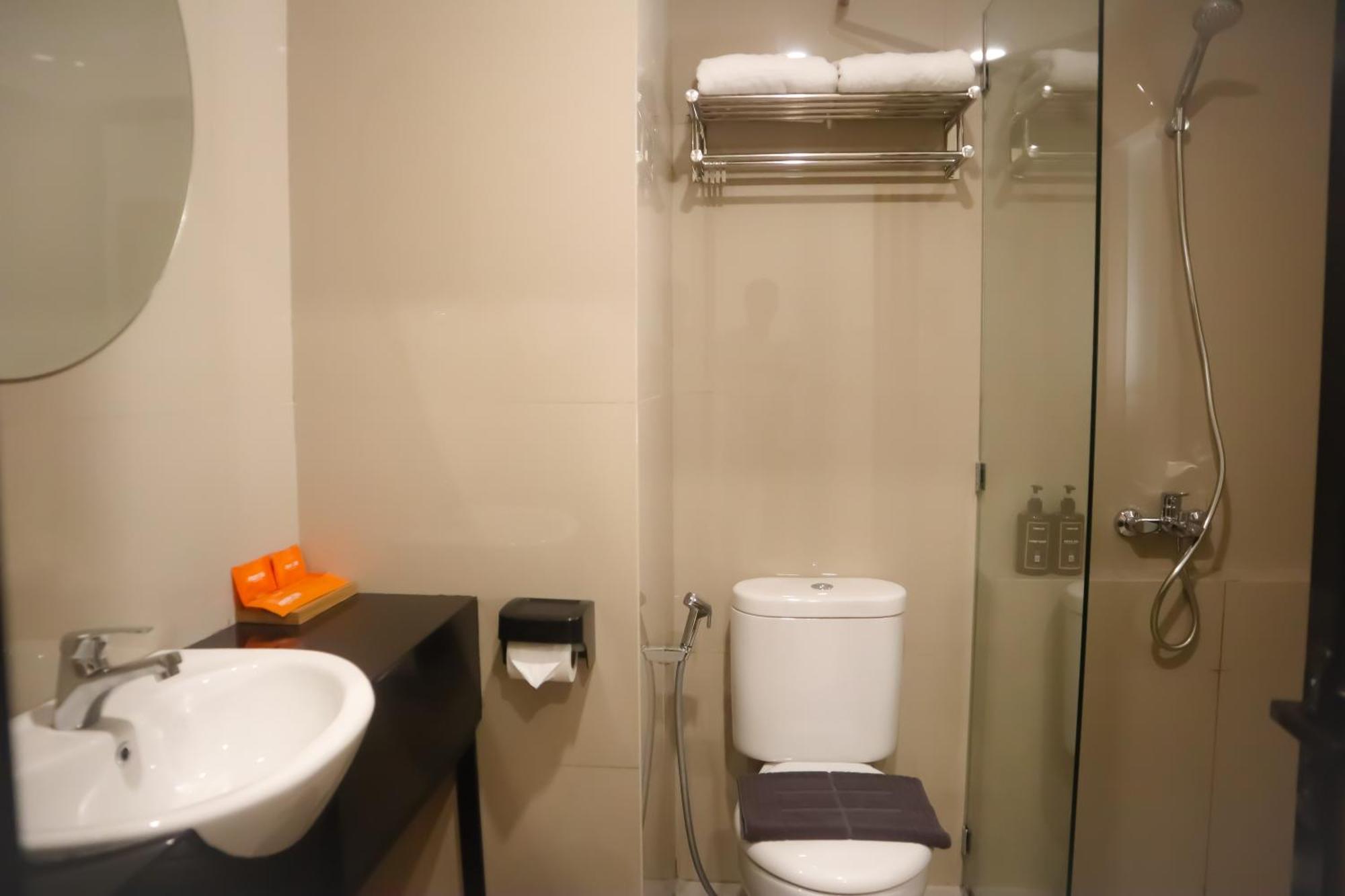 Front One Hotel Gombong Gombong  エクステリア 写真