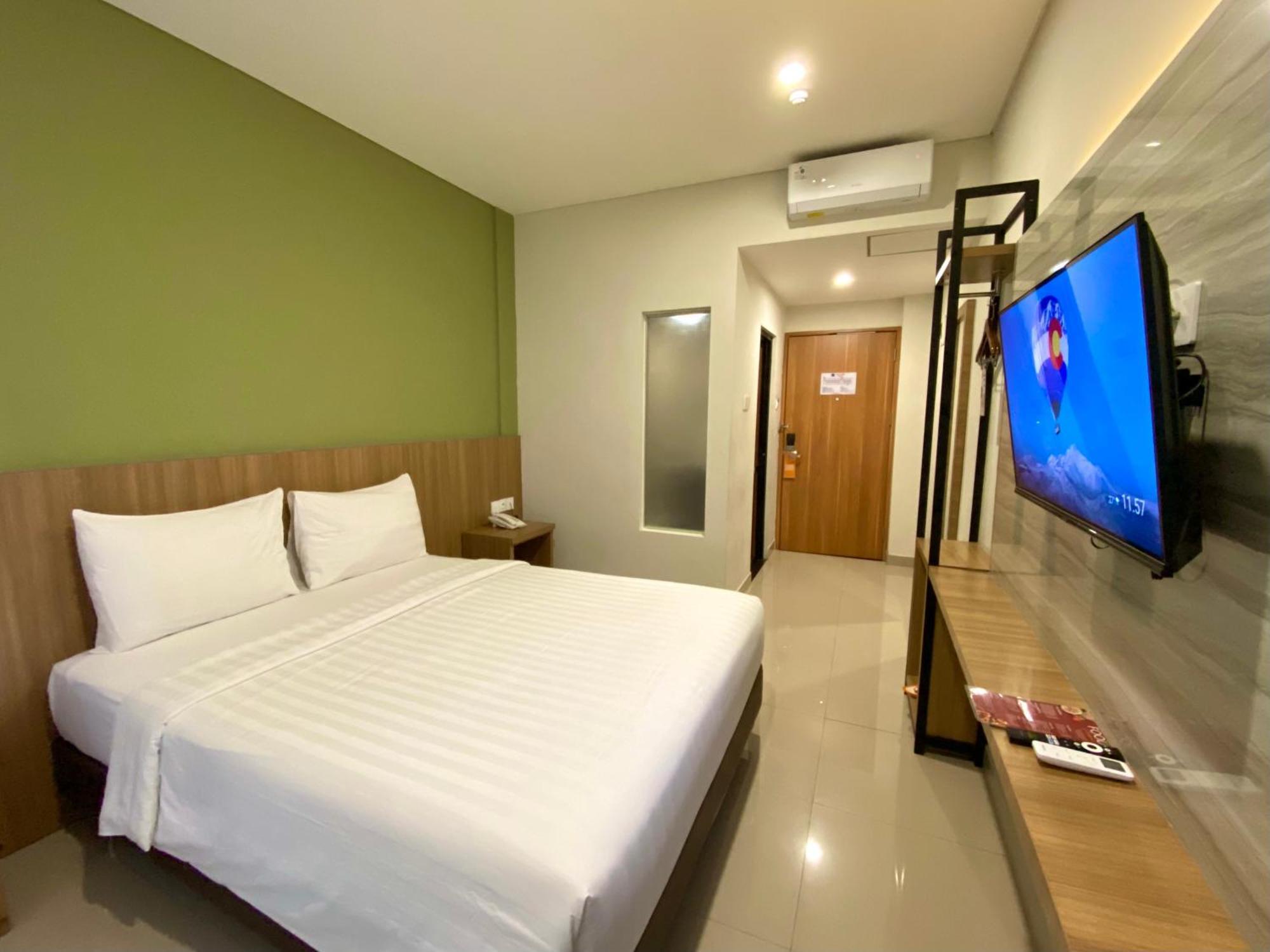 Front One Hotel Gombong Gombong  エクステリア 写真