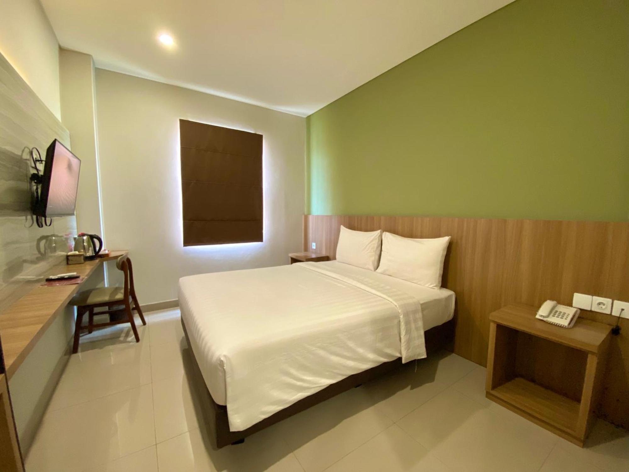 Front One Hotel Gombong Gombong  エクステリア 写真