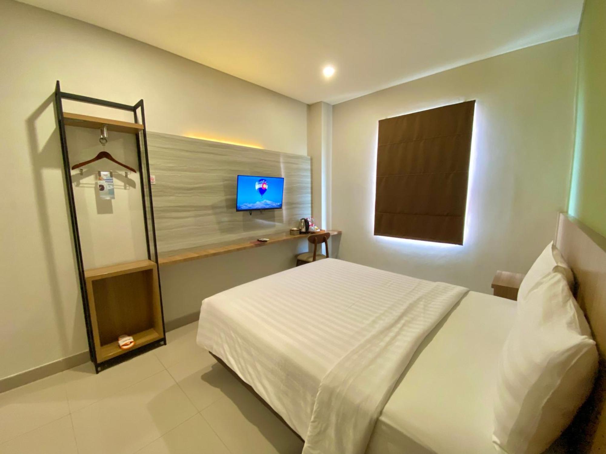 Front One Hotel Gombong Gombong  エクステリア 写真