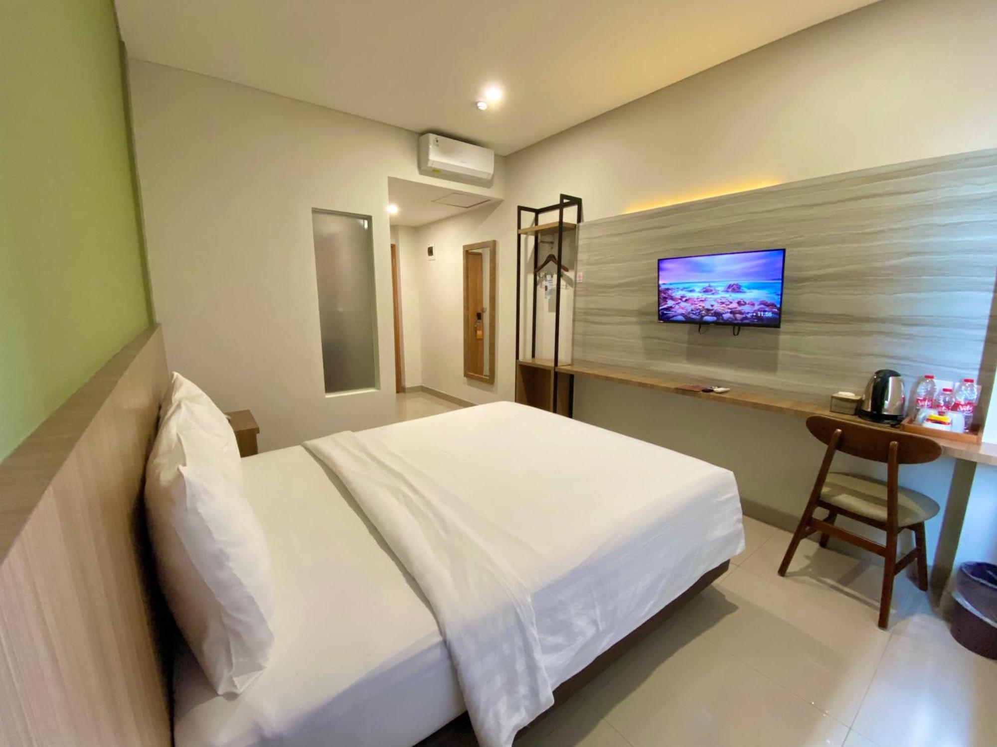 Front One Hotel Gombong Gombong  エクステリア 写真
