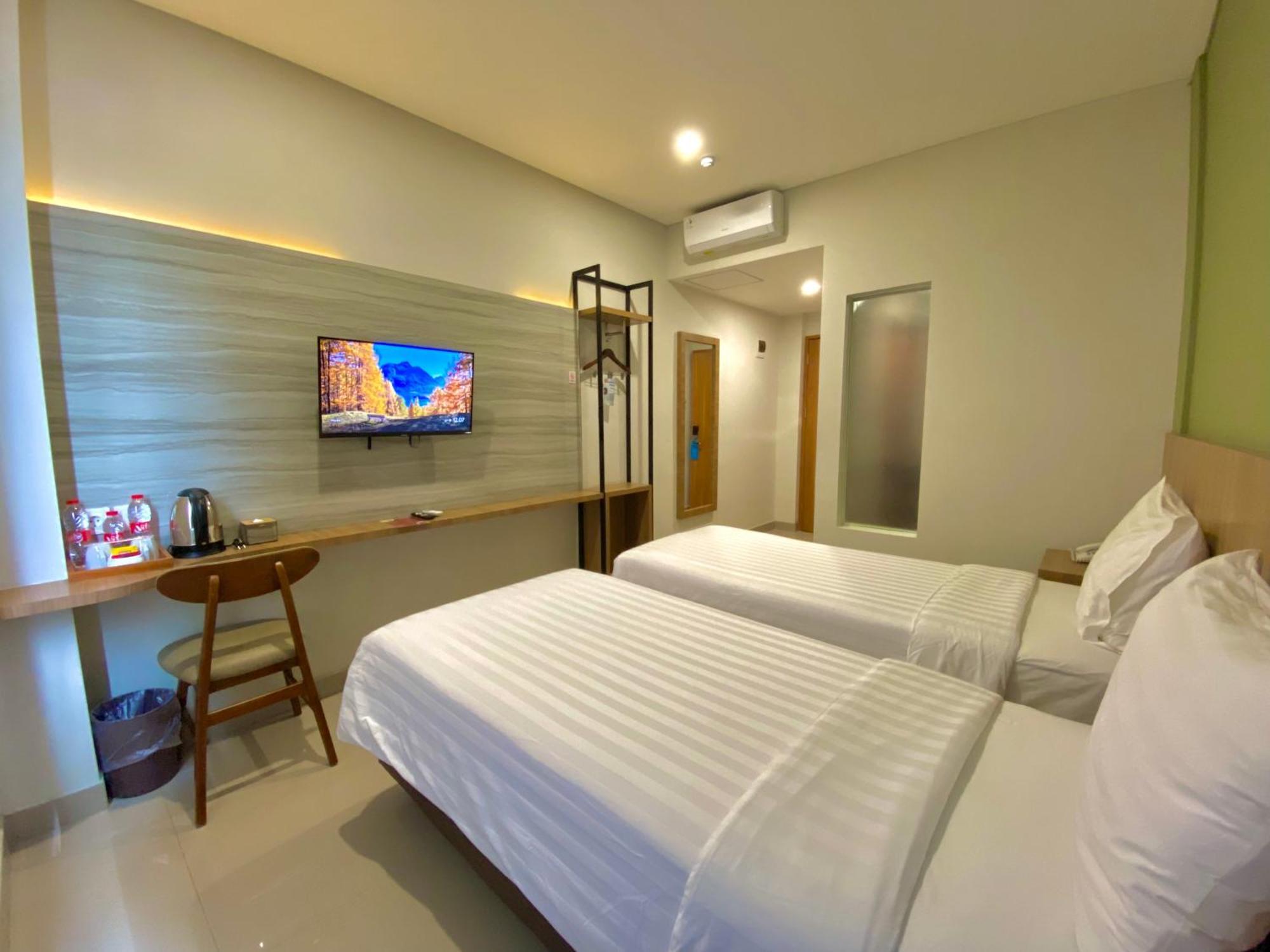 Front One Hotel Gombong Gombong  エクステリア 写真