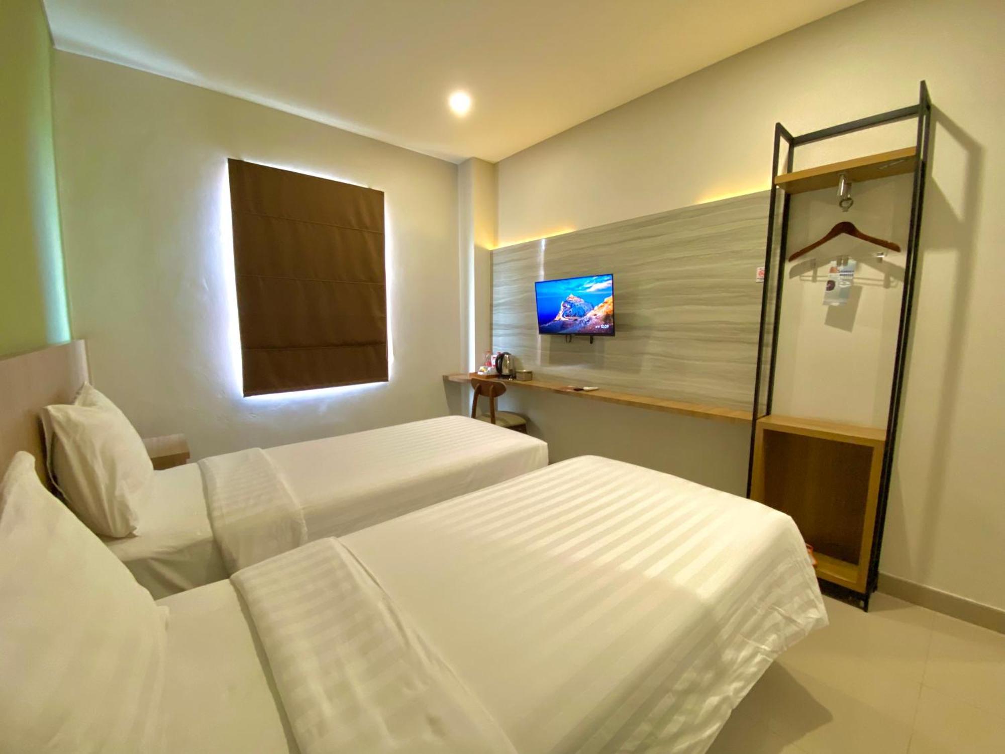Front One Hotel Gombong Gombong  エクステリア 写真