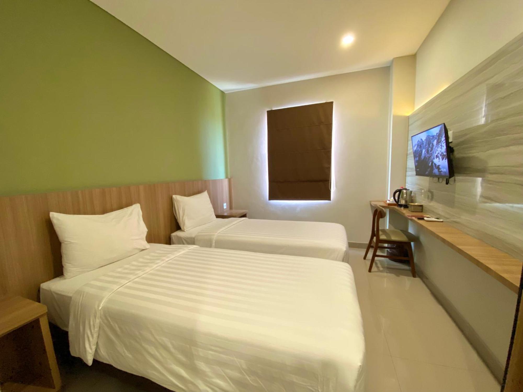 Front One Hotel Gombong Gombong  エクステリア 写真