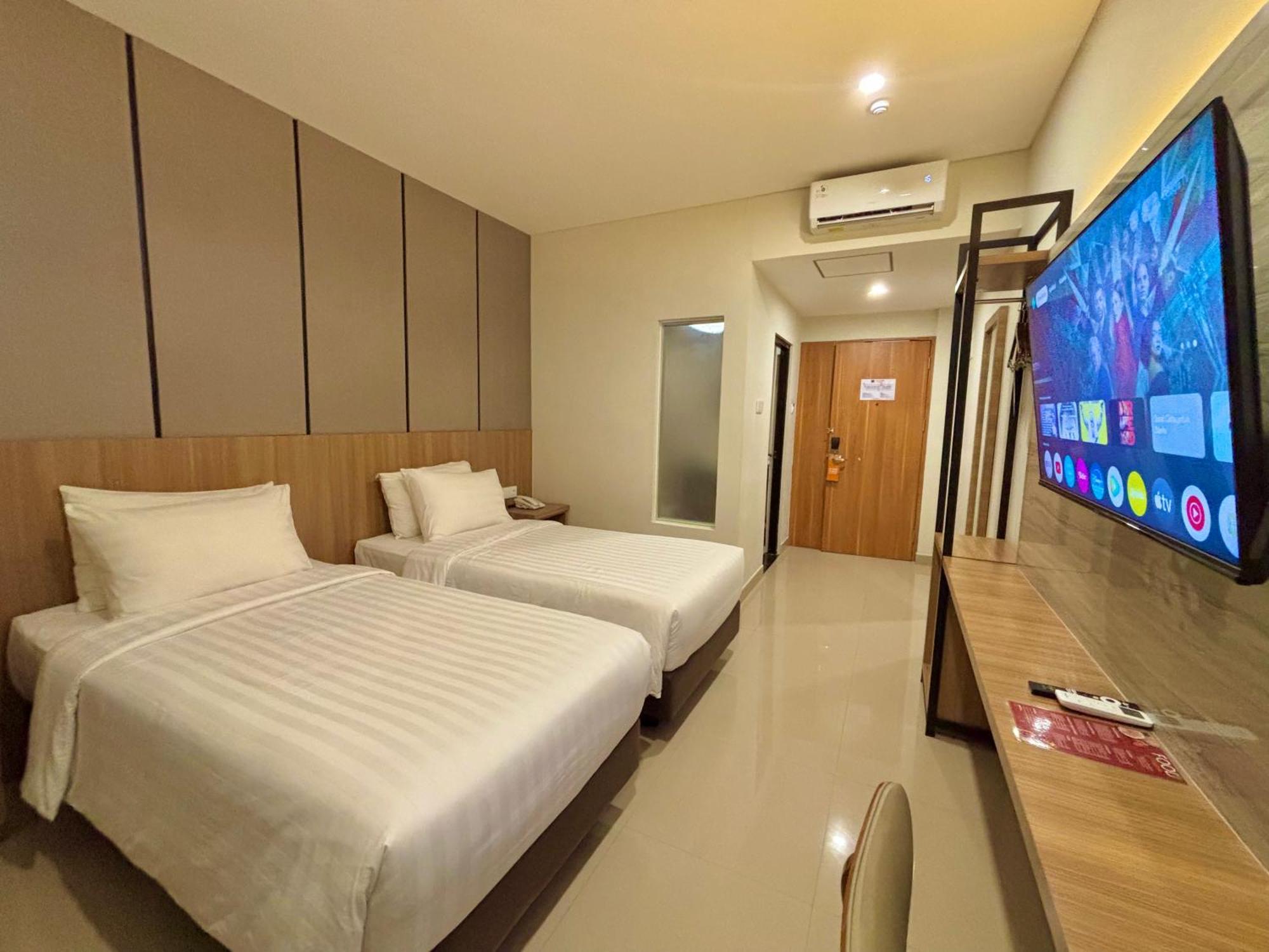 Front One Hotel Gombong Gombong  エクステリア 写真