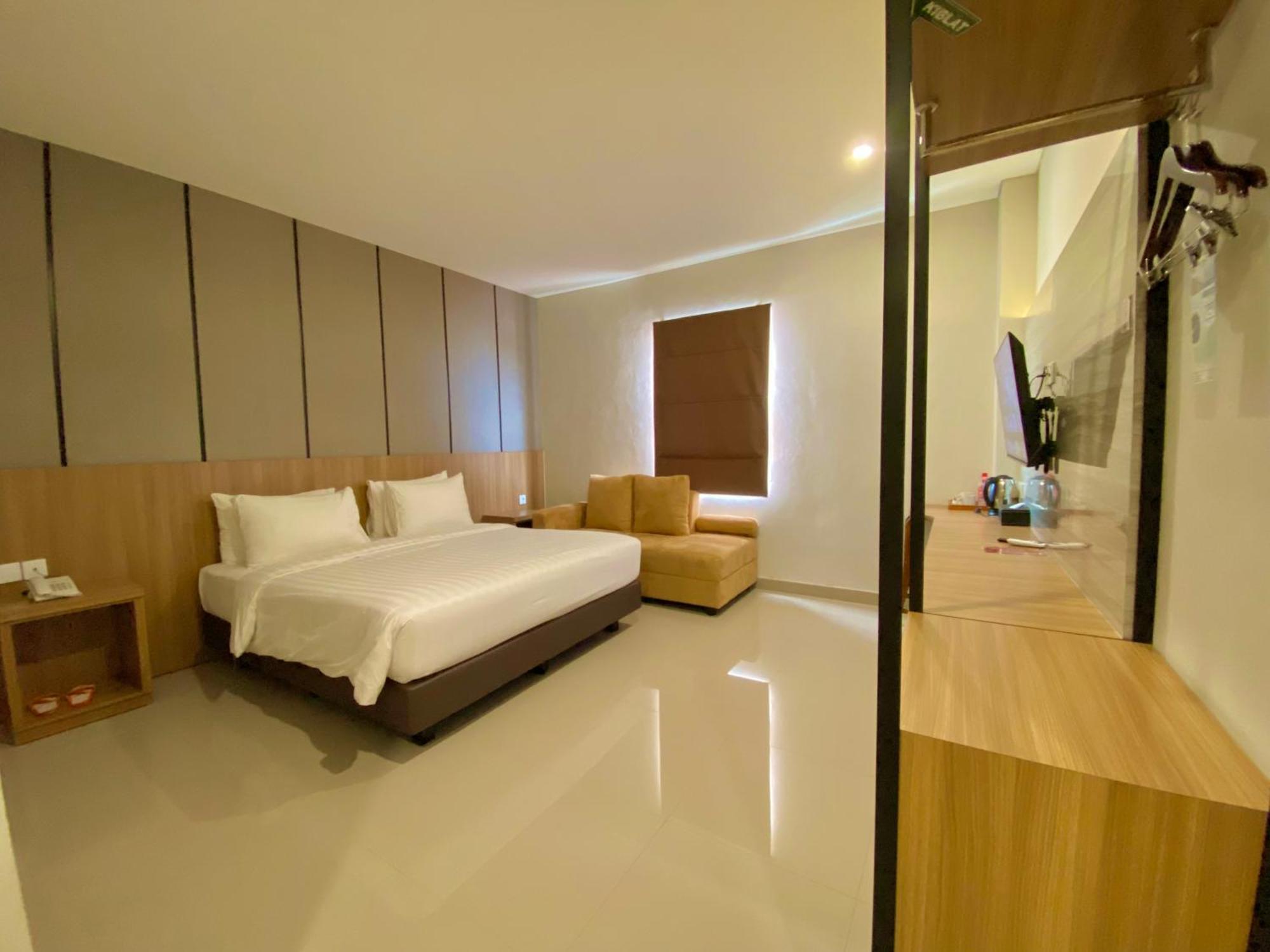 Front One Hotel Gombong Gombong  エクステリア 写真