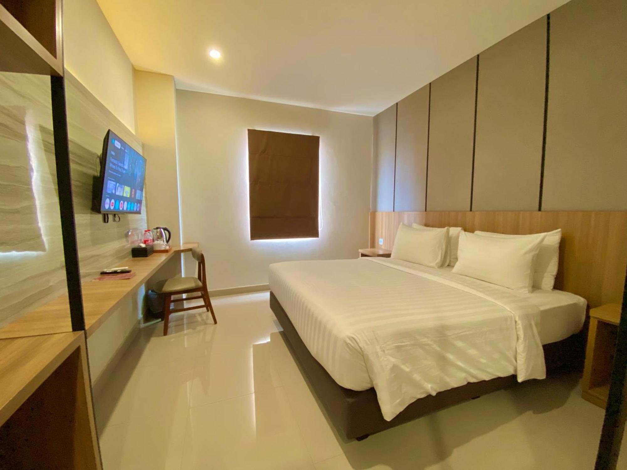 Front One Hotel Gombong Gombong  エクステリア 写真