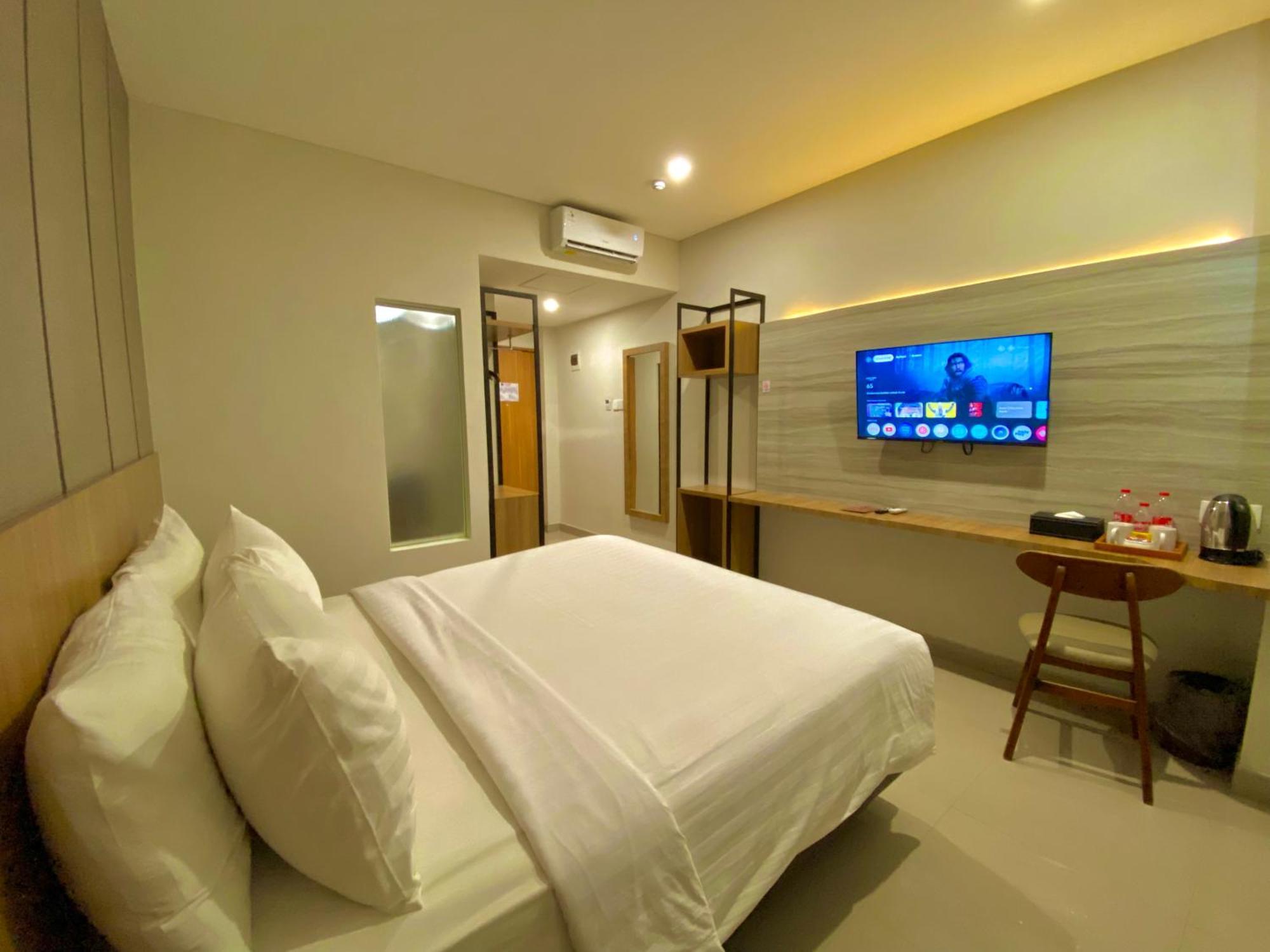 Front One Hotel Gombong Gombong  エクステリア 写真