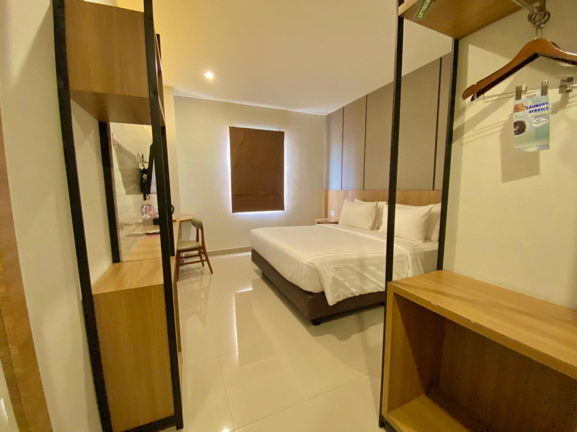 Front One Hotel Gombong Gombong  エクステリア 写真