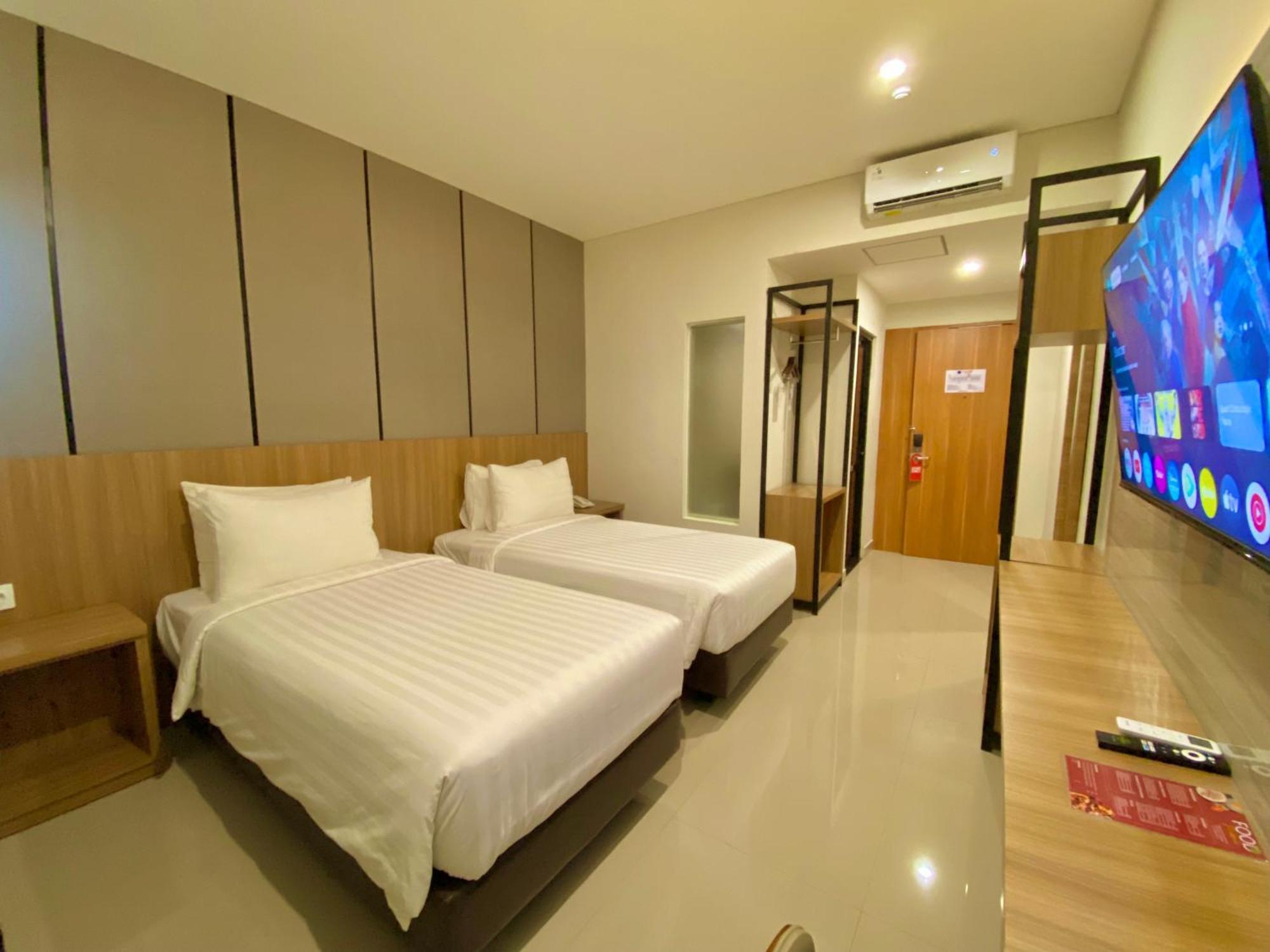 Front One Hotel Gombong Gombong  エクステリア 写真