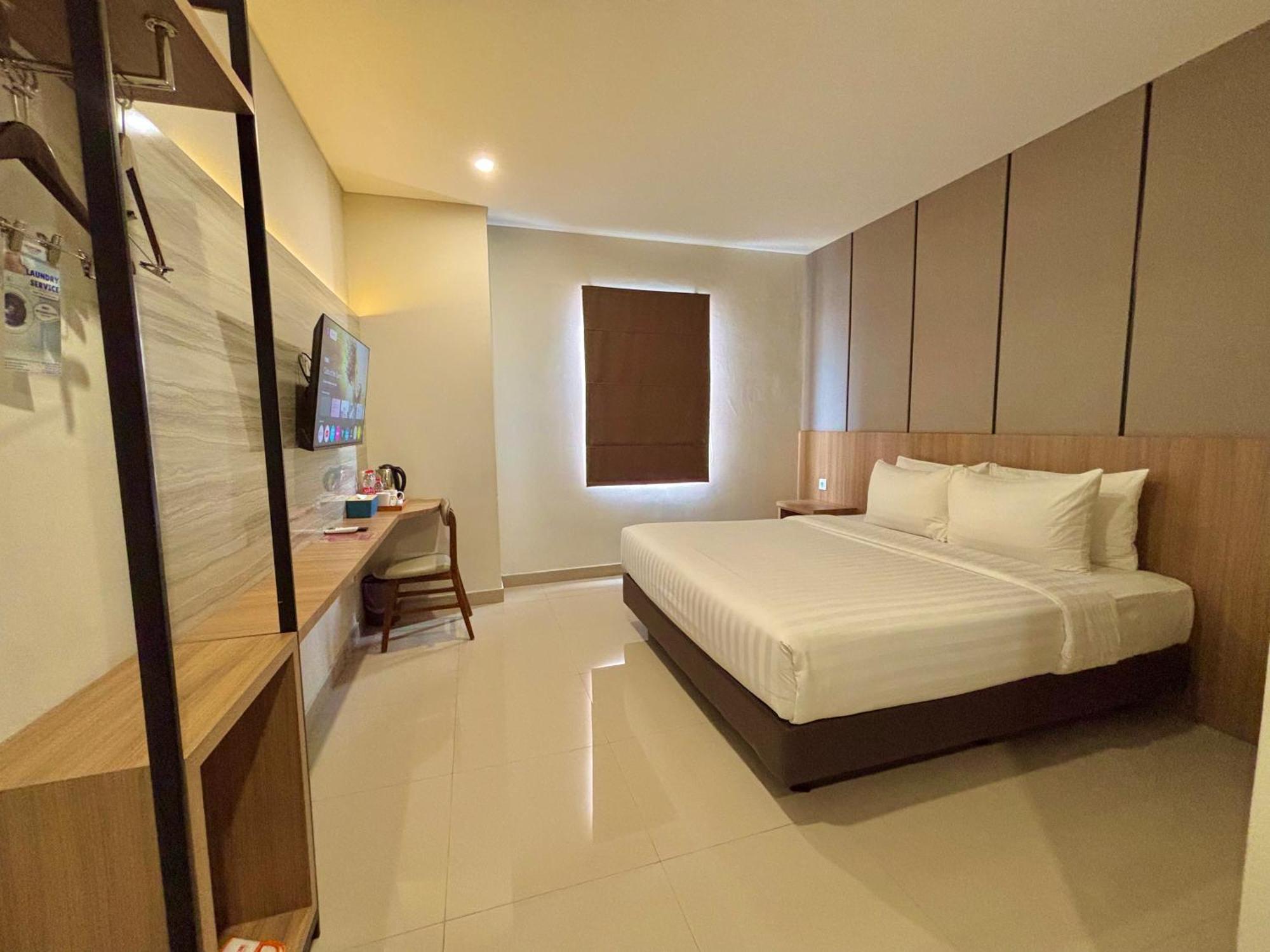 Front One Hotel Gombong Gombong  エクステリア 写真