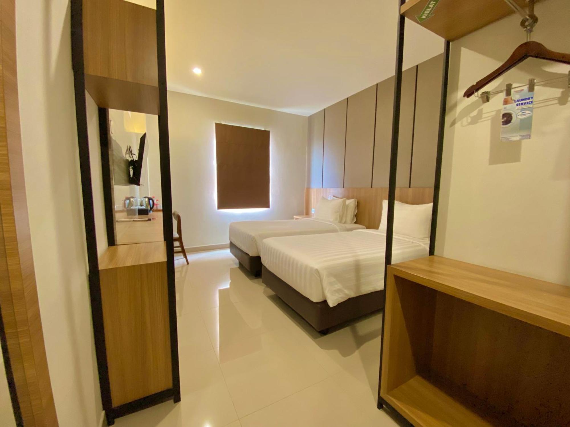 Front One Hotel Gombong Gombong  エクステリア 写真