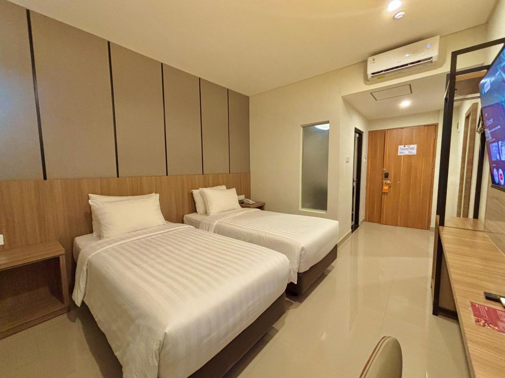 Front One Hotel Gombong Gombong  エクステリア 写真