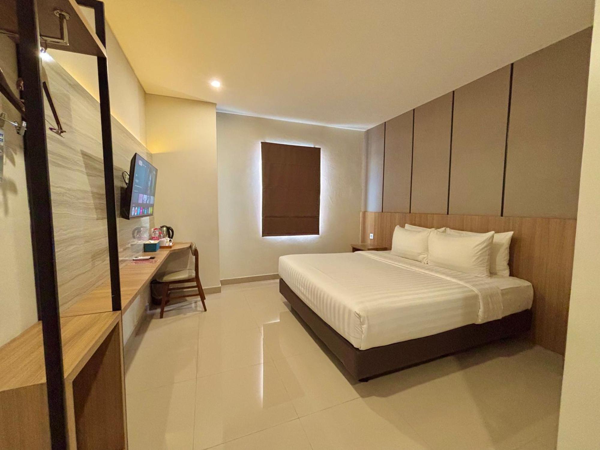 Front One Hotel Gombong Gombong  エクステリア 写真