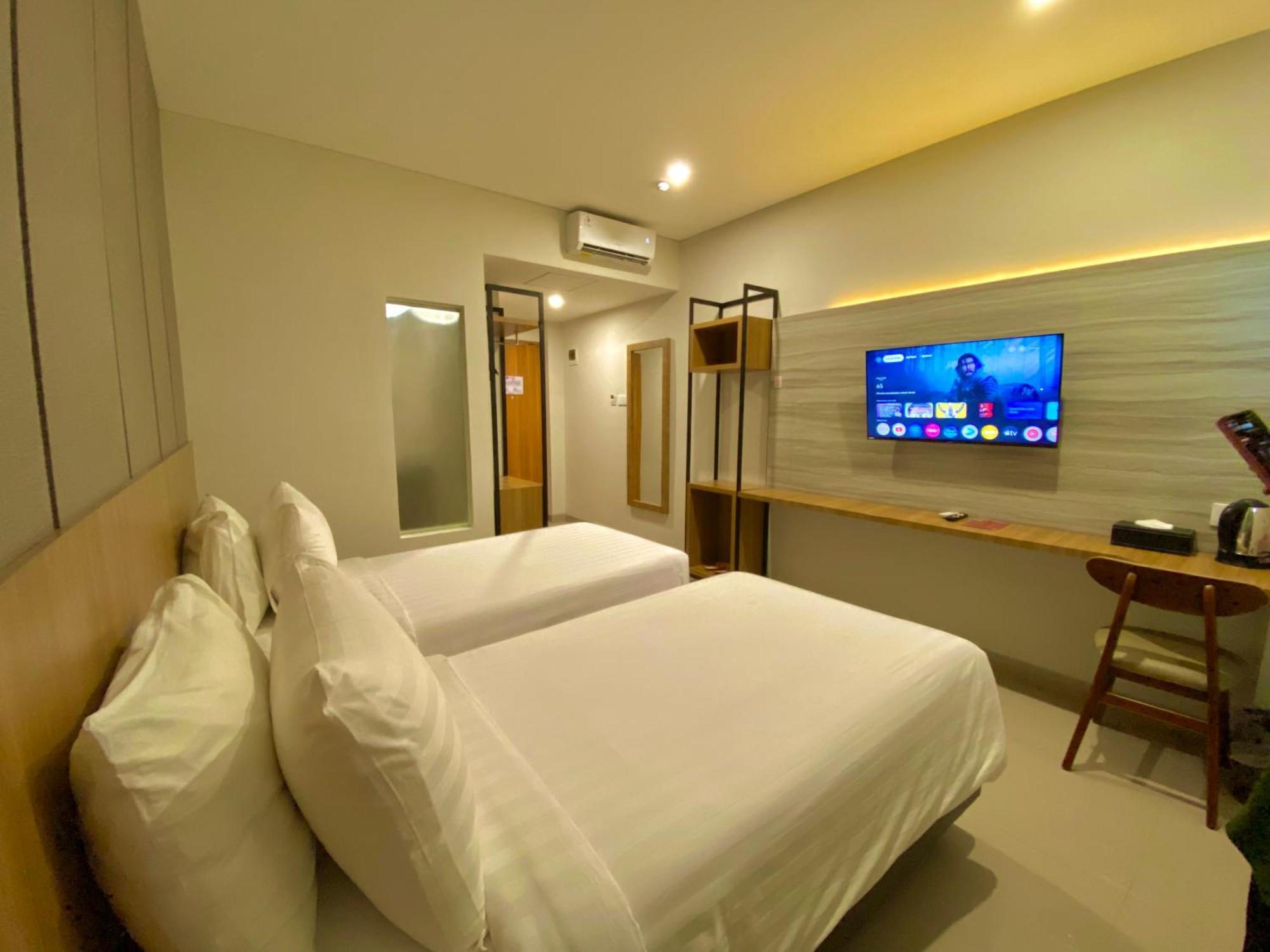 Front One Hotel Gombong Gombong  エクステリア 写真