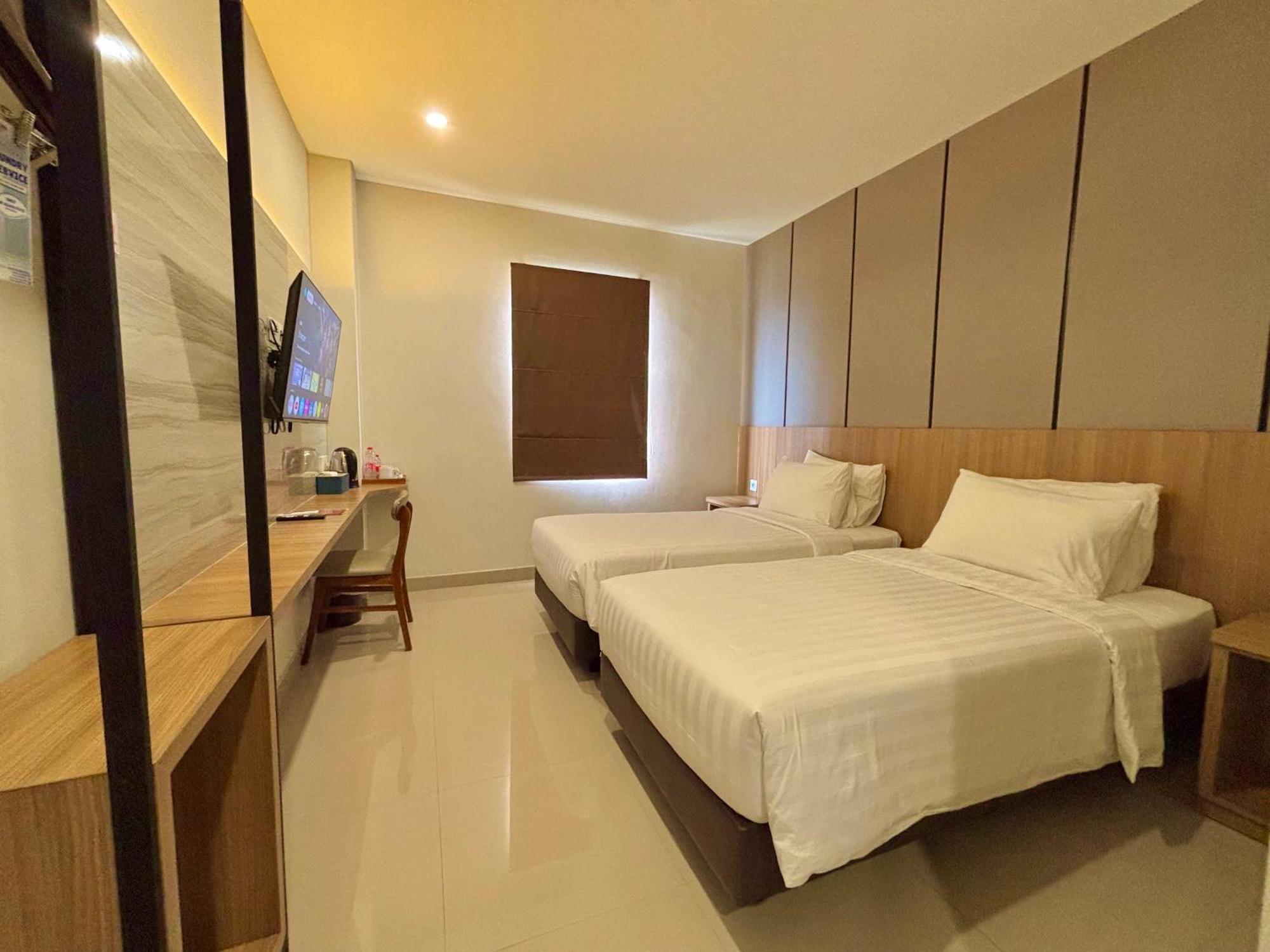 Front One Hotel Gombong Gombong  エクステリア 写真