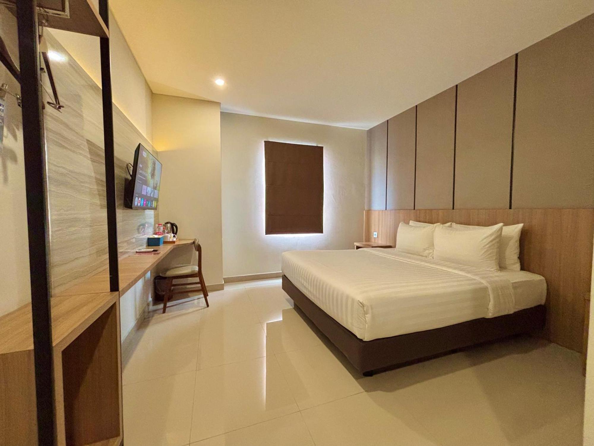 Front One Hotel Gombong Gombong  エクステリア 写真
